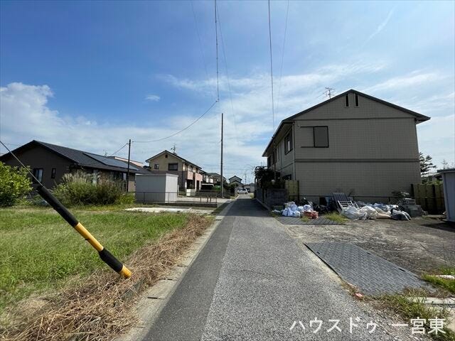 【南側東向き】幅員約3.1mの前面道路です。セットバックが必要となりますが、道路の幅が広がり見通しも良くなるので、安全性も高くなります。
