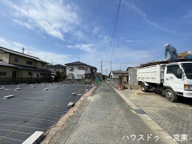 【南側西向き】幅員約3.1mの前面道路です。セットバックが必要となりますが、道路幅が広がるので車の出し入れもしやすくなりますね。