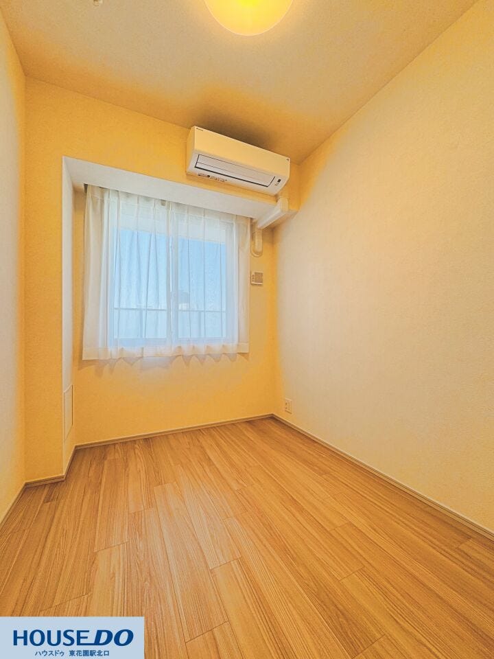 窓からやわらかな光が差し込む明るい洋室です♪木目調のフロアが心地よく、寝室や子供部屋など多用途にお使いいただけます!