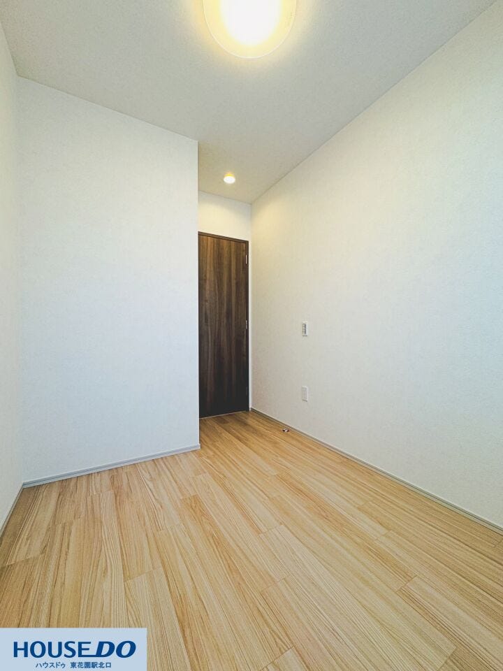 家具配置がしやすいシンプルな形状のお部屋です☆照明と温かみのある床材が組み合わさり、落ち着いた居心地の良さを感じられます!