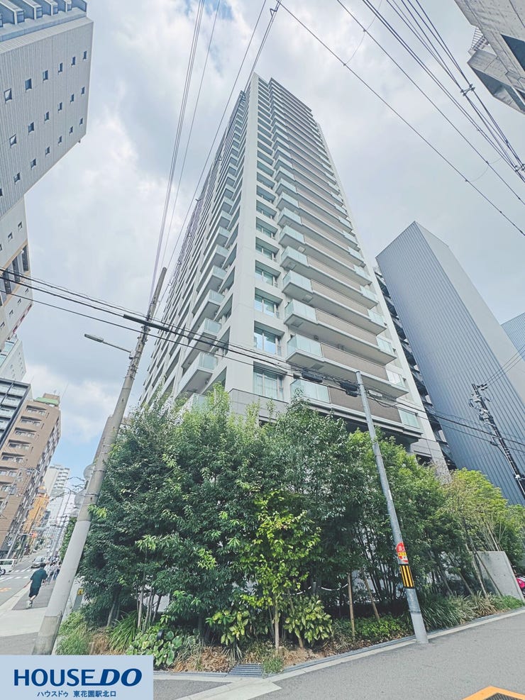 都会にそびえ立つ、スタイリッシュな外観の建物です!周辺には緑が広がり、自然を感じることもできる落ち着いた環境に立地しています☆