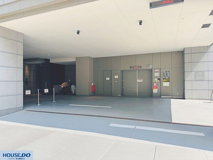 屋根付きで悪天候時も快適に乗り降りできる車寄せ・駐車場エリアです☆歩車分離の安全な動線が確保されており、荷物の積み下ろしもスムーズにおこなえます!