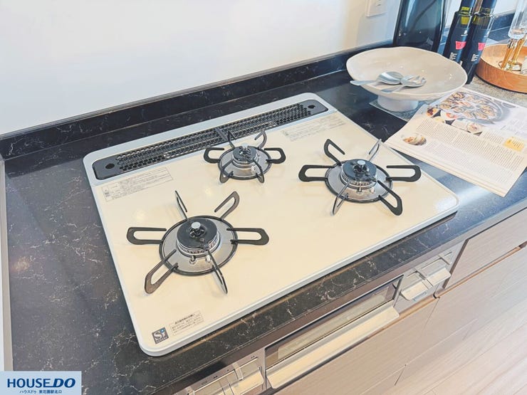 3口ガスコンロでお料理の幅も広がります!調理器具も置ける広々としたスペースで、お料理も楽しくなりそう!