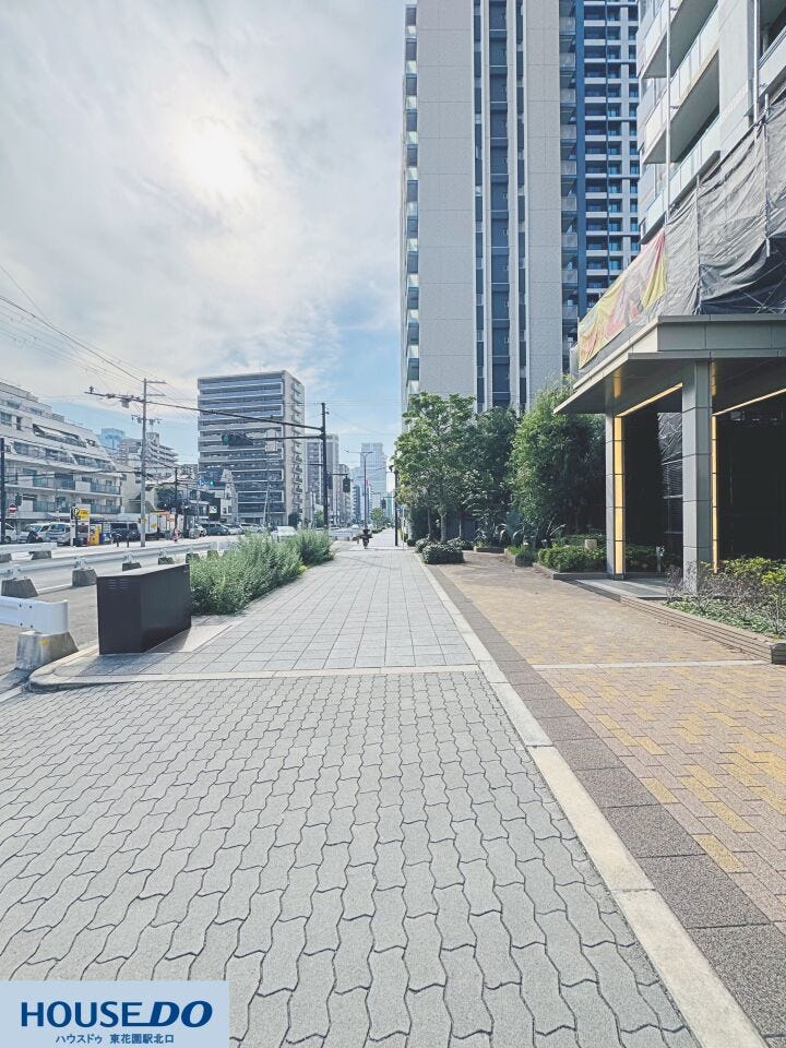 広々とした平坦な歩道が整備されており、日々の移動や散歩も安全で快適です♪周辺は美しい街並みが広がり、日々の買い物や通勤・通学にも便利な好立地です! (74文字)