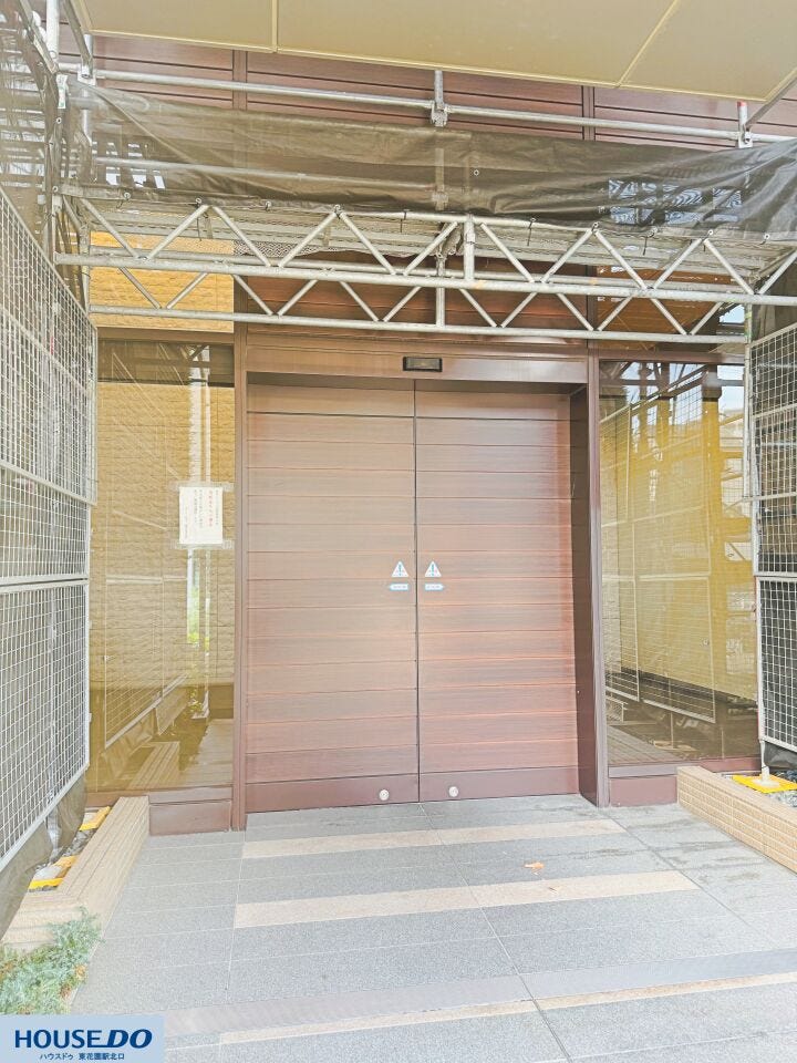 落ち着いた木目調デザインが施された重厚感のあるエントランス扉です☆シックな色合いとガラスの組み合わせが、居住者を温かく迎え入れる上品な雰囲気を演出しています!