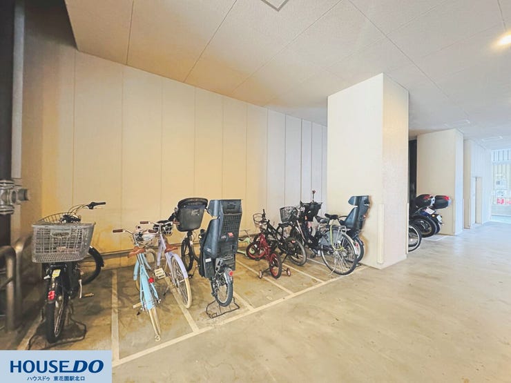 雨や風から大切な自転車を守れる屋根付きの駐輪スペースです☆広々としたスペースが確保されており、出し入れもスムーズで日々の外出や通勤通学をサポートします!