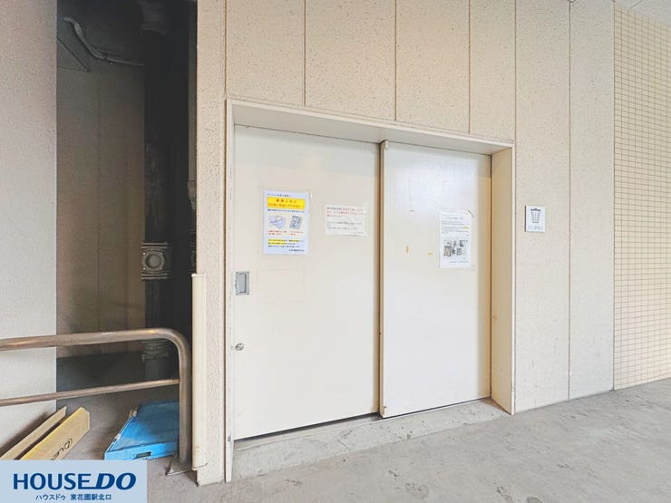 建物内(屋内)に整えられたゴミ置き場スペースです♪雨の日でも濡れずにゴミ出しができる利便性の高さが魅力で、掲示物等も含め清潔に管理されている安心感があります!