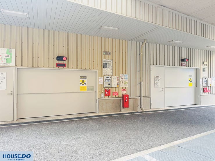 大切な愛車を雨風や汚れからもしっかり守れる機械式・タワー型駐車場を完備しています♪入出庫時の安全面にも配慮された機能的な設備構造となっています!