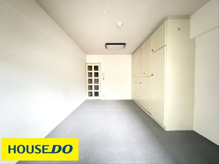 11階建ての7階のお部屋なので、ほどよく陽が差し込み、明るく快適に過ごせます。