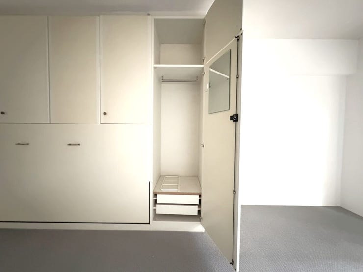 お部屋に備え付けられたクローゼット。
衣類や荷物の収納に便利です♪