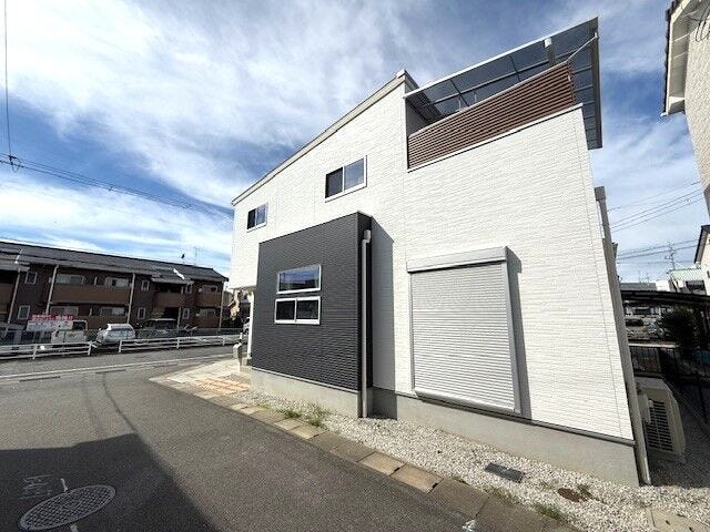 屋根付きバルコニーを備えた構造。