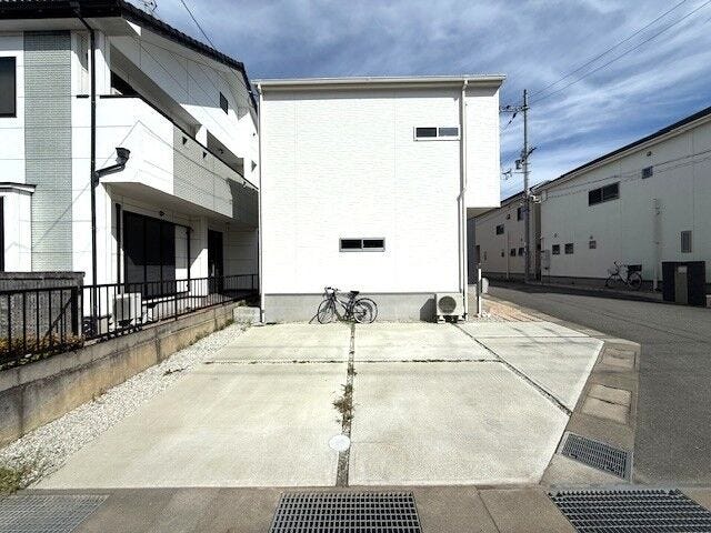 ゆとりあるカースペースを備えた敷地設計。