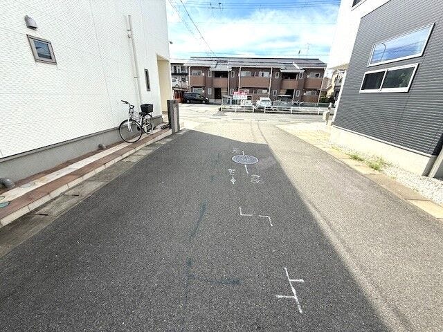 前面道路は平坦で幅員が確保されております。
