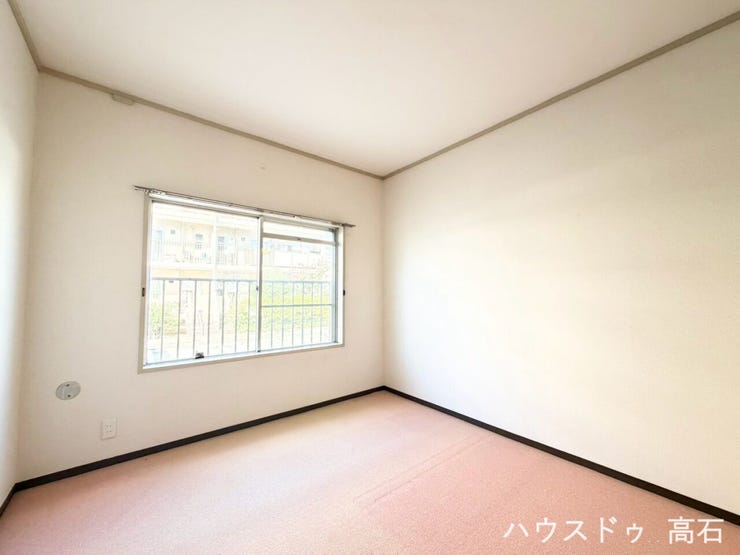 やわらかな光が差し込む洋室は、お子さまの部屋や主寝室など家族構成に合わせて使いやすい空間です。