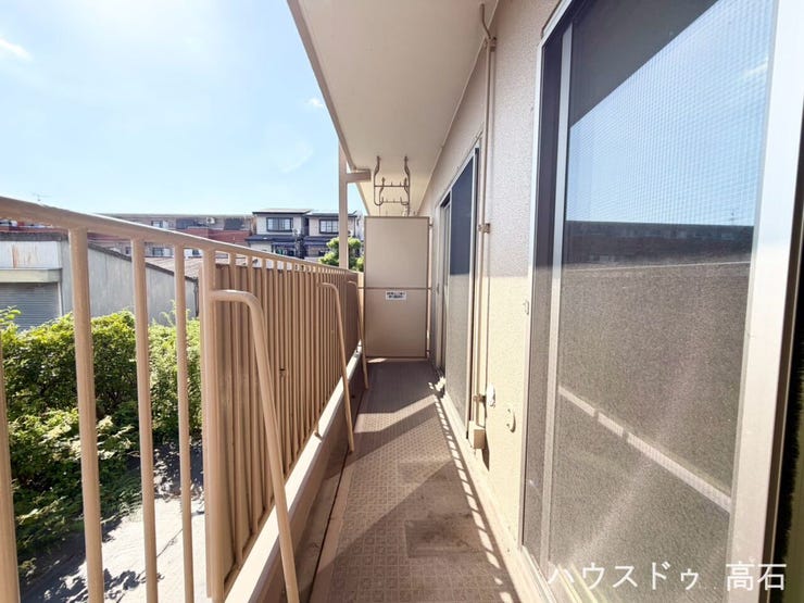 日当たりの良いバルコニーで、洗濯物もよく乾く快適なスペース。開放感があり、気持ちよく外の空気を感じられます。