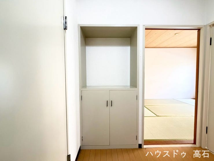 シンプルで使いやすい靴収納スペースを備え、玄関をすっきりと保てる便利な仕様です。