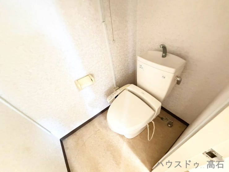 白を基調とした清潔感あふれるトイレ空間。