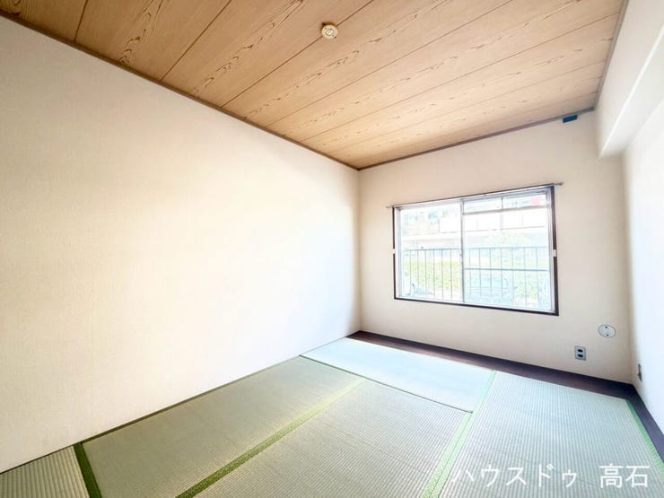 穏やかな静けさに包まれるプライベートな和の空間。落ち着いた色合いのインテリアが映え、心身ともに深くリフレッシュできる上質な睡眠環境を叶えてくれるお部屋です。