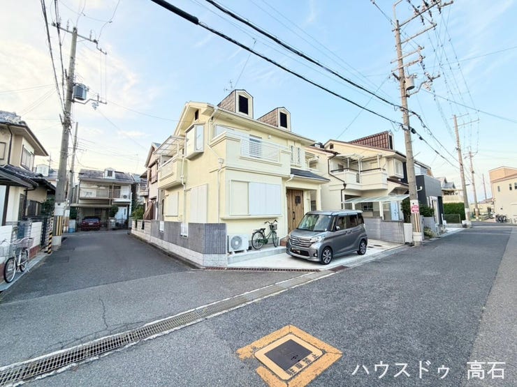 前面道路はゆったり約6.7m!お車の出し入れや日々のドライブも快適な好立地です。