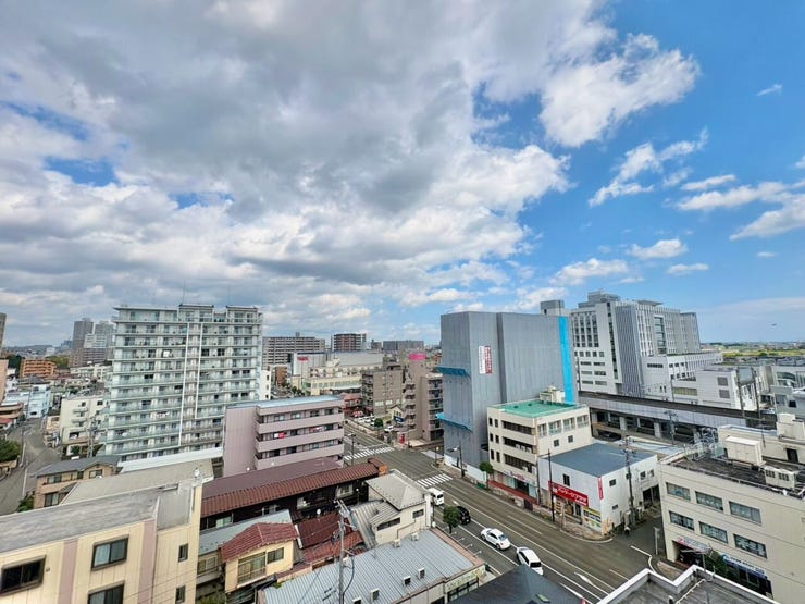 青空と街並みを見渡せる、開放感のある眺望