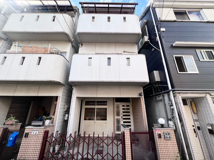 【外観】
・家族共有で使える物置付き!・万代石切店まで徒歩約6分♪関西スーパー デイリーマート日下店まで徒歩約2分♪