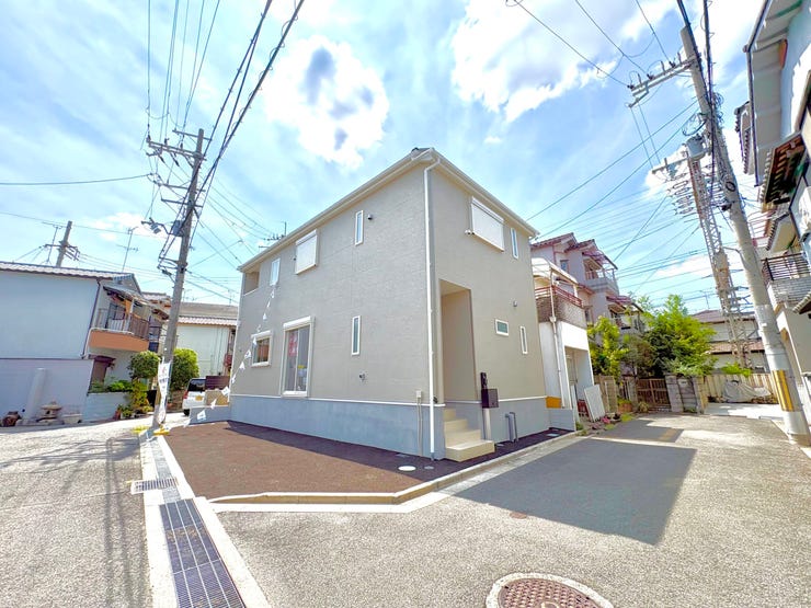 【外観】
近鉄大阪線「弥刀」駅徒歩7分。18帖LDK・対面キッチン・WIC・ルーフバルコニーを備えた魅力的3LDK。耐震等級3構造で長く安心して暮らせる新築一戸建てです。