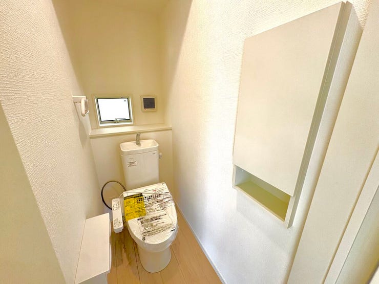 ・トイレ:温水洗浄便座付きのトイレです。窓があるため、自然換気が可能です。