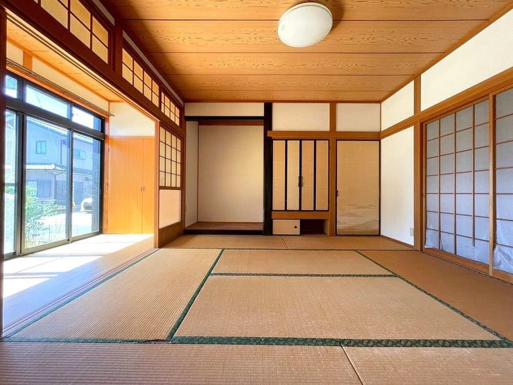 和室8帖は南側に自然光の差し込む広縁があります