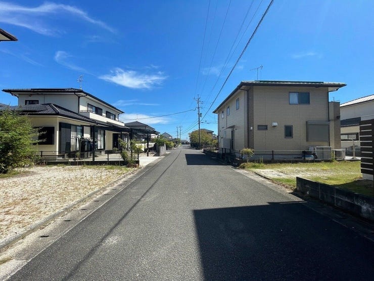 南側道路は約6mで駐車もラクラク