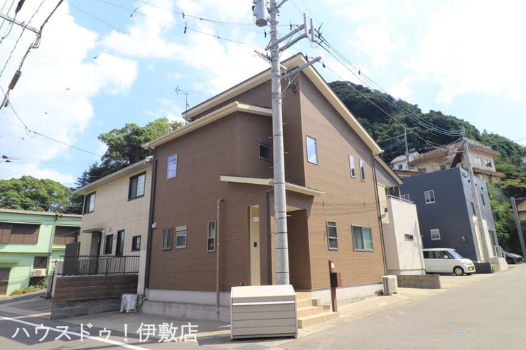常盤１丁目 中古戸建 【外観写真】
玄関アプローチ部分。玄関ドアには採光用のガラスが入り、玄関内へ自然光を取り込みます