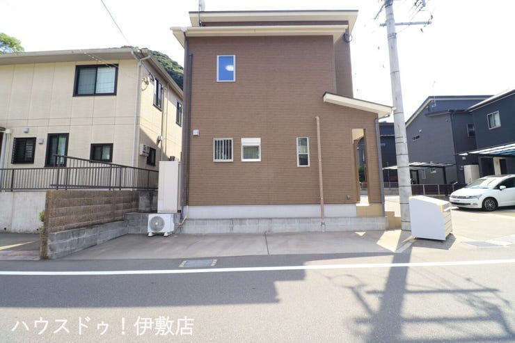 常盤１丁目 中古戸建 【駐車場】
敷地北側の駐車場。普通車が駐車可能な広さです