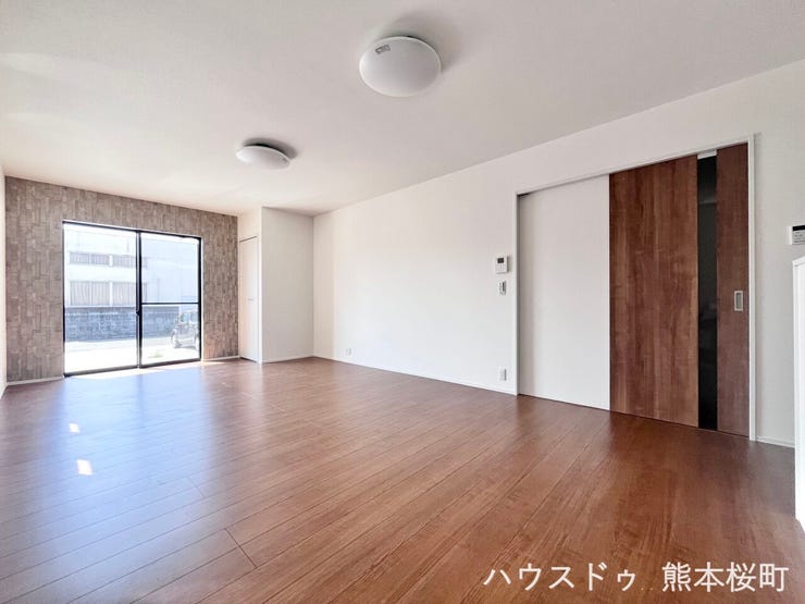 ■安らぎと笑顔の中心地■陽光が優しく降り注ぎ、会話が自然と弾む。ここでは、毎日が特別な時間へと変わります。