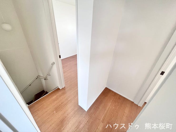■暮らしを繋ぐ、明るい動線■採光窓から光が差し込み、足元を優しく照らす。安全で快適な、家族の生活を支える縦の繋がりです。