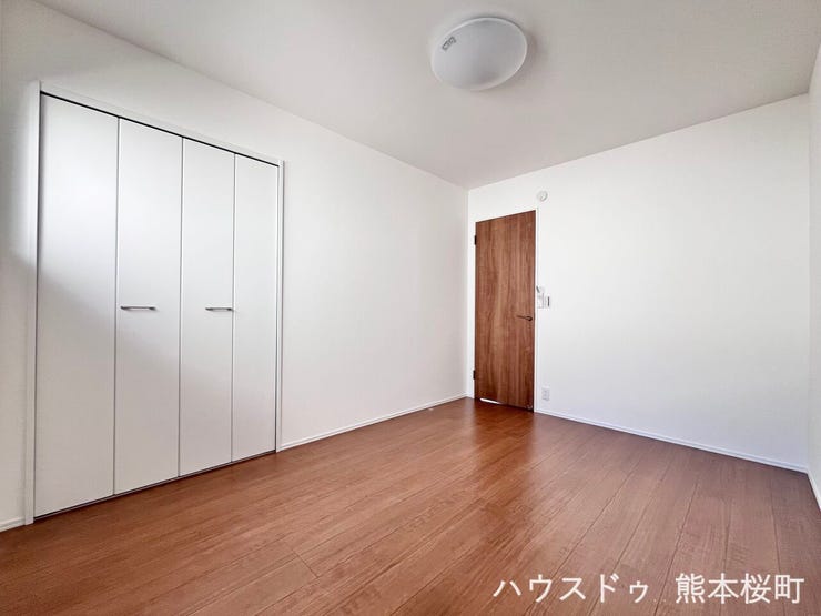 ■2階6帖洋室■寝室、書斎、趣味の部屋。家族の成長やライフスタイルに合わせ、様々な使い方ができる快適な空間です。
