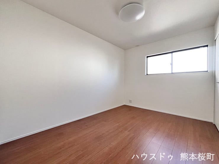 ■2階6帖洋室■寝室、書斎、趣味の部屋。家族の成長やライフスタイルに合わせ、様々な使い方ができる快適な空間です。