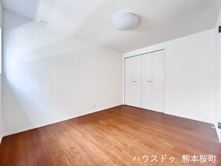 ■1階6帖洋室■寝室、書斎、趣味の部屋。家族の成長やライフスタイルに合わせ、様々な使い方ができる快適な空間です。