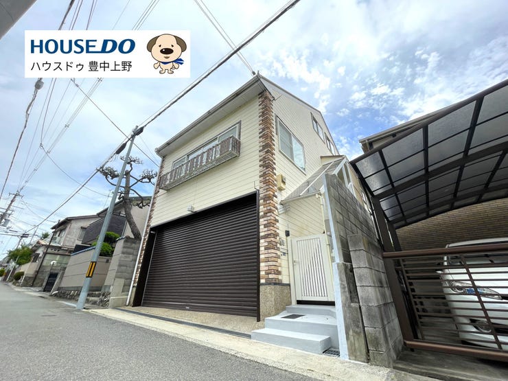 【外観】
「曽根」・「岡町」駅から徒歩8分!便利な自動シャッターでお車2台保管可能です!