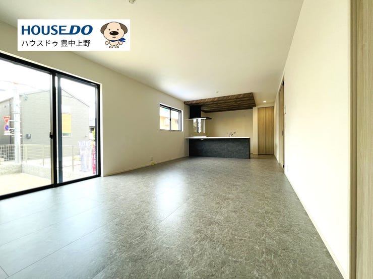 【外観】
【LDK】
「広さ」と「デザイン」を兼ね備えた約19.7帖のLDK。折下げ天井が空間にアクセントを加え、ホテルライクな雰囲気を演出しています♪