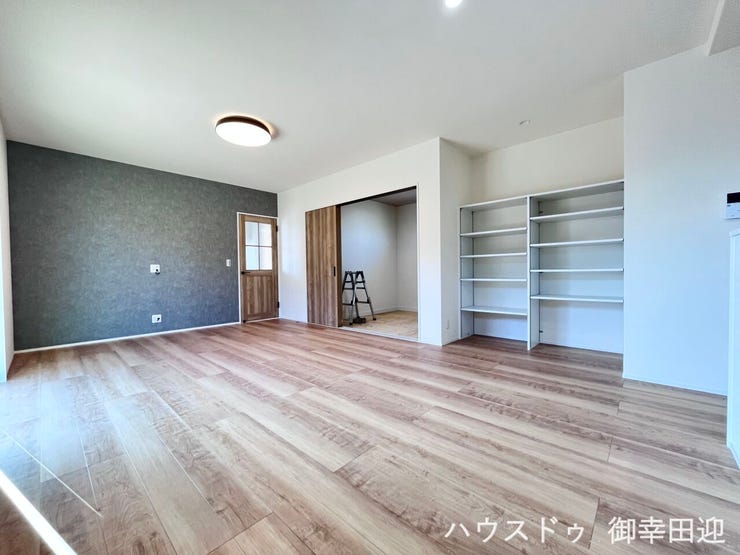 ■安らぎと笑顔の中心地■陽光が優しく降り注ぎ、会話が自然と弾む。ここでは、毎日が特別な時間へと変わります。