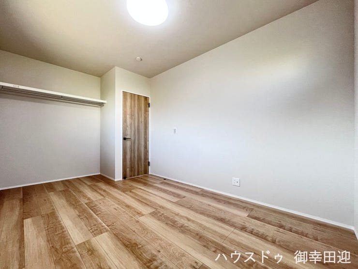 ■6帖洋室②■寝室、書斎、趣味の部屋。家族の成長やライフスタイルに合わせ、様々な使い方ができる快適な空間です。
