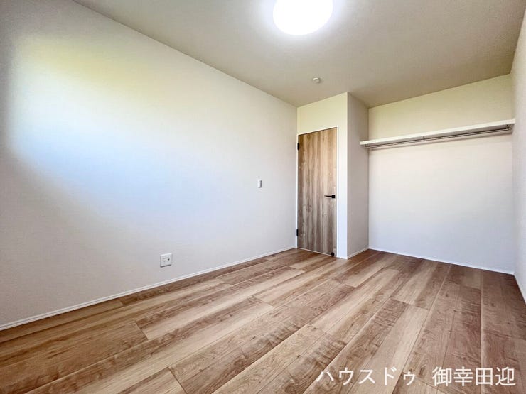 ■6帖洋室③■寝室、書斎、趣味の部屋。家族の成長やライフスタイルに合わせ、様々な使い方ができる快適な空間です。