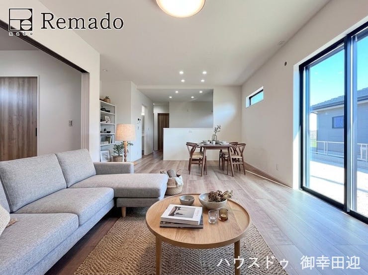 【リビング】
■家族の笑顔が集う中心地■お気に入りの家具を迎え、窓からは心地の良い光が差し込みます。※CGで家具を配置しています。