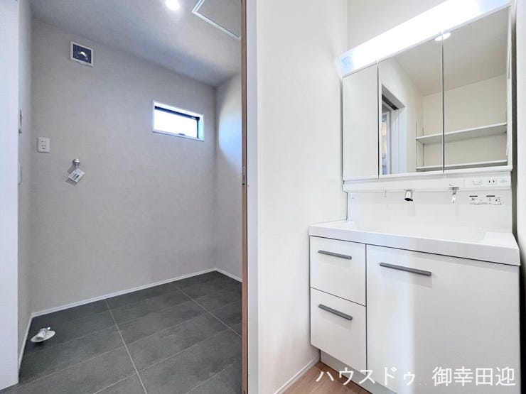 ■清々しいリフレッシュ空間■自分を磨き、気持ちを切り替える。心地よい光が差し込むプライベートスペース。