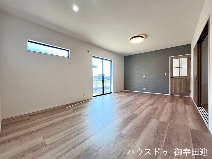 ■安らぎと笑顔の中心地■陽光が優しく降り注ぎ、会話が自然と弾む。ここでは、毎日が特別な時間へと変わります。