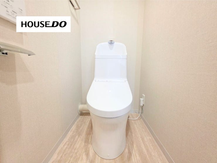 シンプルで清潔感のあるトイレ空間。お手入れもしやすく、毎日快適にお使いいただけます。