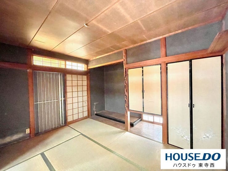 落ち着いた雰囲気の和室です。客間や寝室として使いやすく、押入も備えています。畳のある空間は多目的にお使いいただけます。
