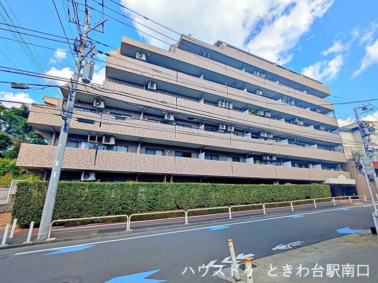 【外観】
タイル貼りの外観が特徴的なマンション。整えられた生垣が道路沿いに続き、住環境の良さを感じさせます。