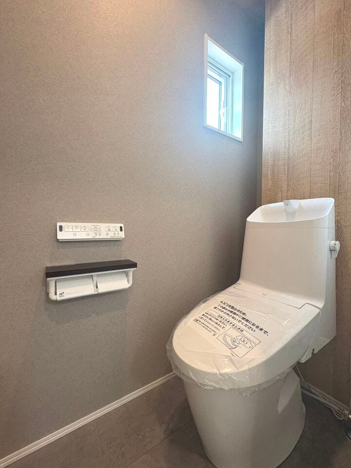 温水洗浄便座付トイレ。各階トイレで混雑時も安心です。
