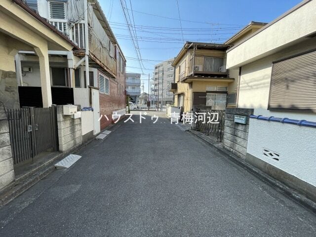 【南西側 前面道路】幅員約4.5mの前面道路です。普通車が1台通れる幅となります。大型車の通行が少ないので、振動や騒音が抑えられます。