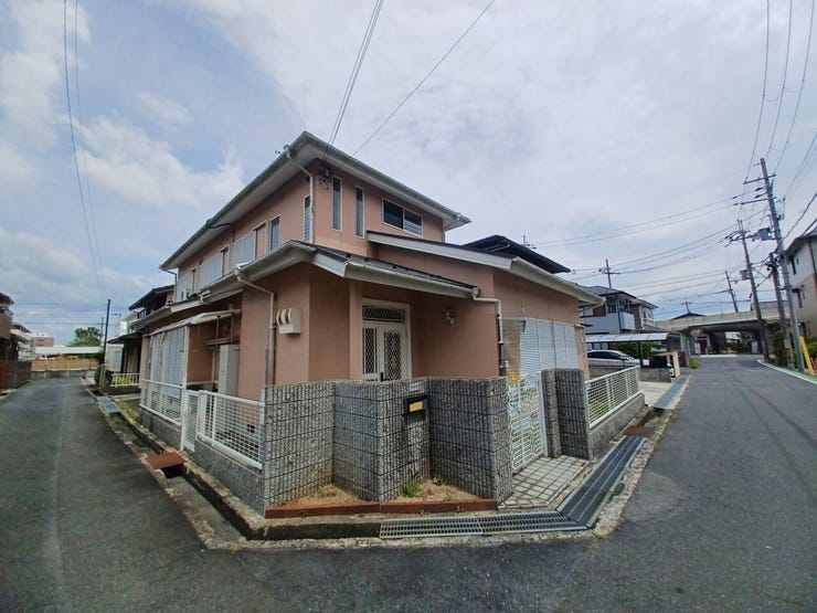 保育園や幼稚園、小学校などの教育施設も徒歩圏内に揃い、子育て世代にもおすすめの住環境。